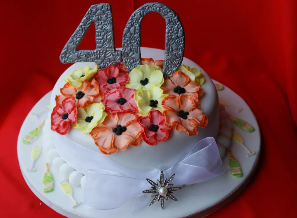 Можно отмечать 40 летия. Торт на 40 лет. Торт на 40 лет женщине. Торт на юбилей 40 лет. Торт на день рождения женщине 40.